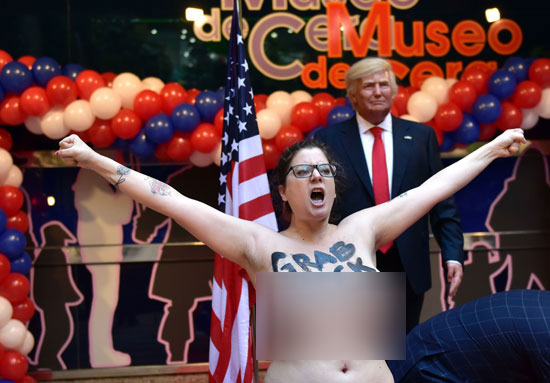 ناشطة اسبانية تعرى صدرها فى مدريد احتجاجًا على دونالد ترامب ناشطة اسبانية تعرى صدرها فى مدريد احتجاجًا على دونالد ترامب