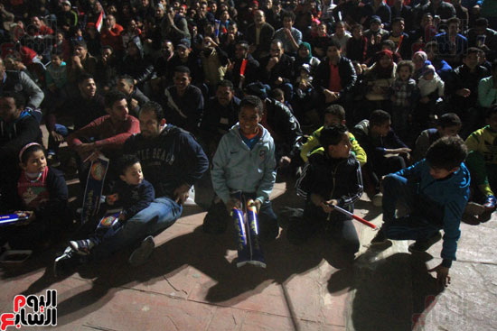 الجماهير المصرية تشاهد مباراة المنتخب الوطنى أمام مالى بمركز شباب الجزيرة (10)