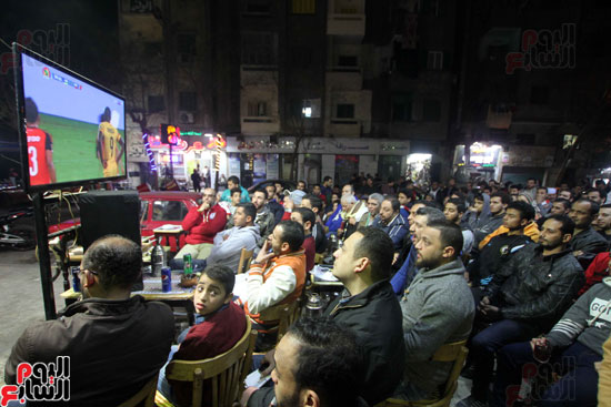 زحام المقاهى بالجماهير لمشاهدة مباراة مصر ومالى (7)