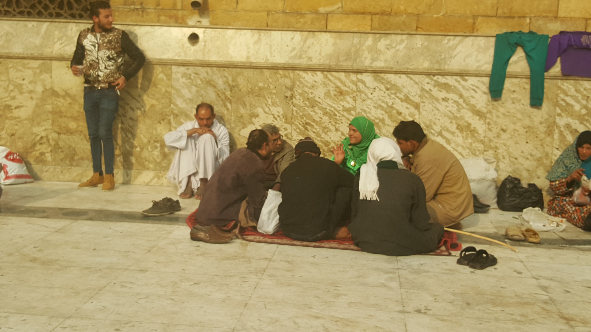  أسرة تتناول الطعام أمام مسجد الحسين