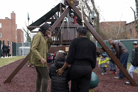 أوباما وزوجته فى إحدى دور أطفال بلا مأوى