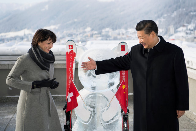 الرئيس السويسري ليوتار يقف الى جوار الرئيس الصيني شي كما يطلقون العام السويسري بين الصين السياحة على خط جانب من المنتدى الاقتصادي العالمي في دافوس