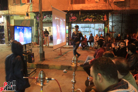 زحام المقاهى بالجماهير لمشاهدة مباراة مصر ومالى (6)