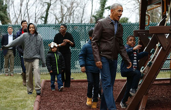 أوباما سعيد بصحبة الأطفال