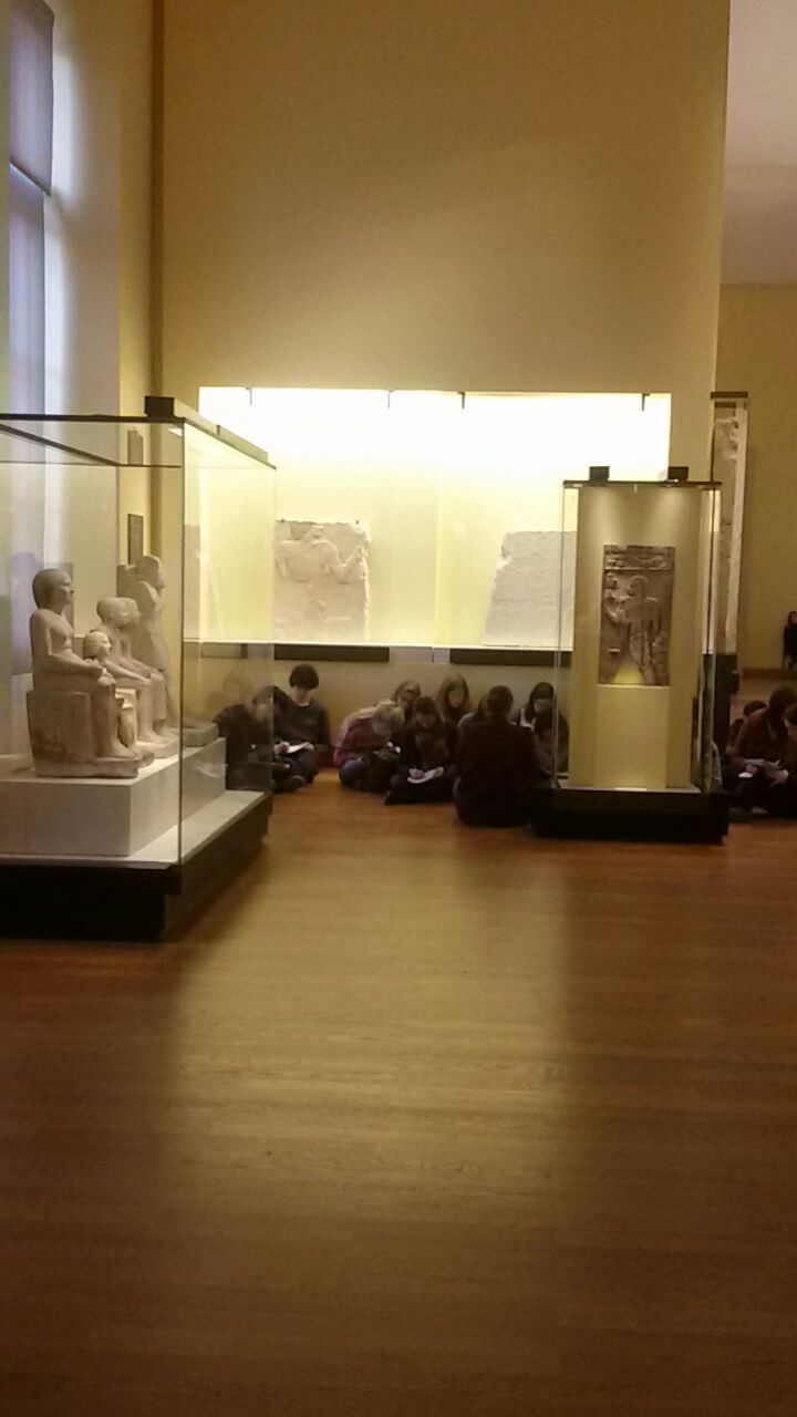 الطلاب يحرصون على دراسة الاثار الفرعونية