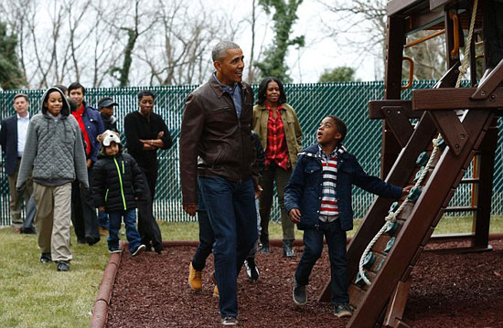أوباما سعيد بزيارة الأطفال