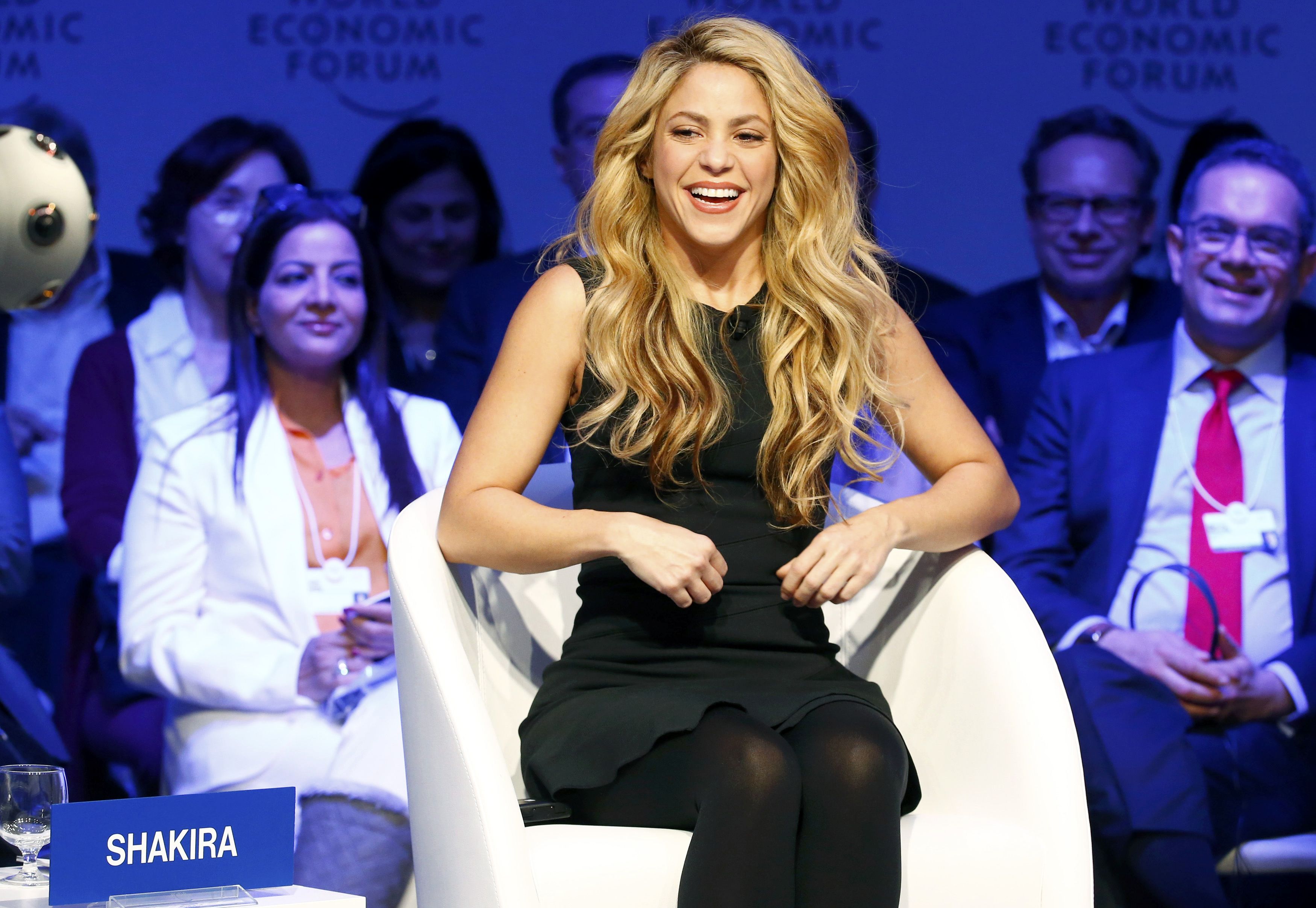 شاكيرا تضحك خلال مشاركتها فى فعاليات المؤتمر الاقتصادى بدافوس