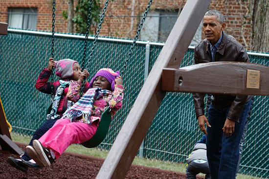 أوباما يدفع أرجوحة ويلاعب الأطفال
