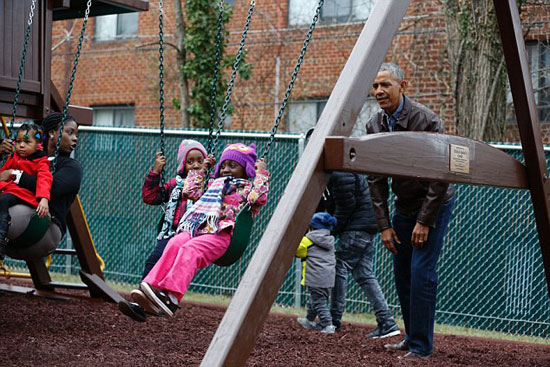 أوباما يلاعب الأطفال