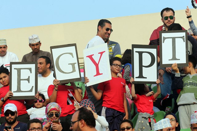 صورة 6  الجماهير ترفع كلمة مصر باللغة الانجليزية