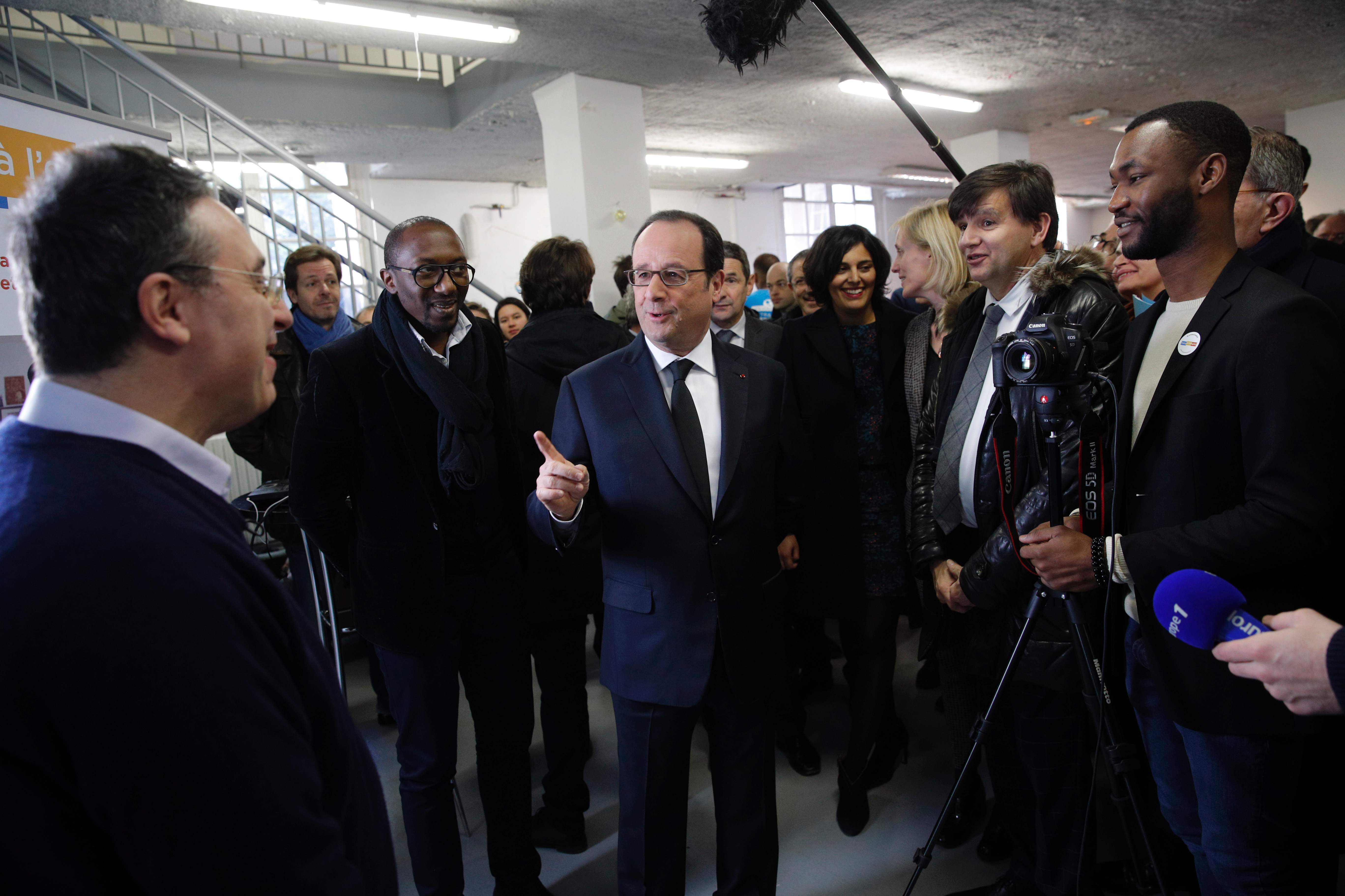 حديث بين الرئيس الفرنسى فرانسوا هولاند وأحد المسئولين فى صندوق مكافحة الفقر بباريس