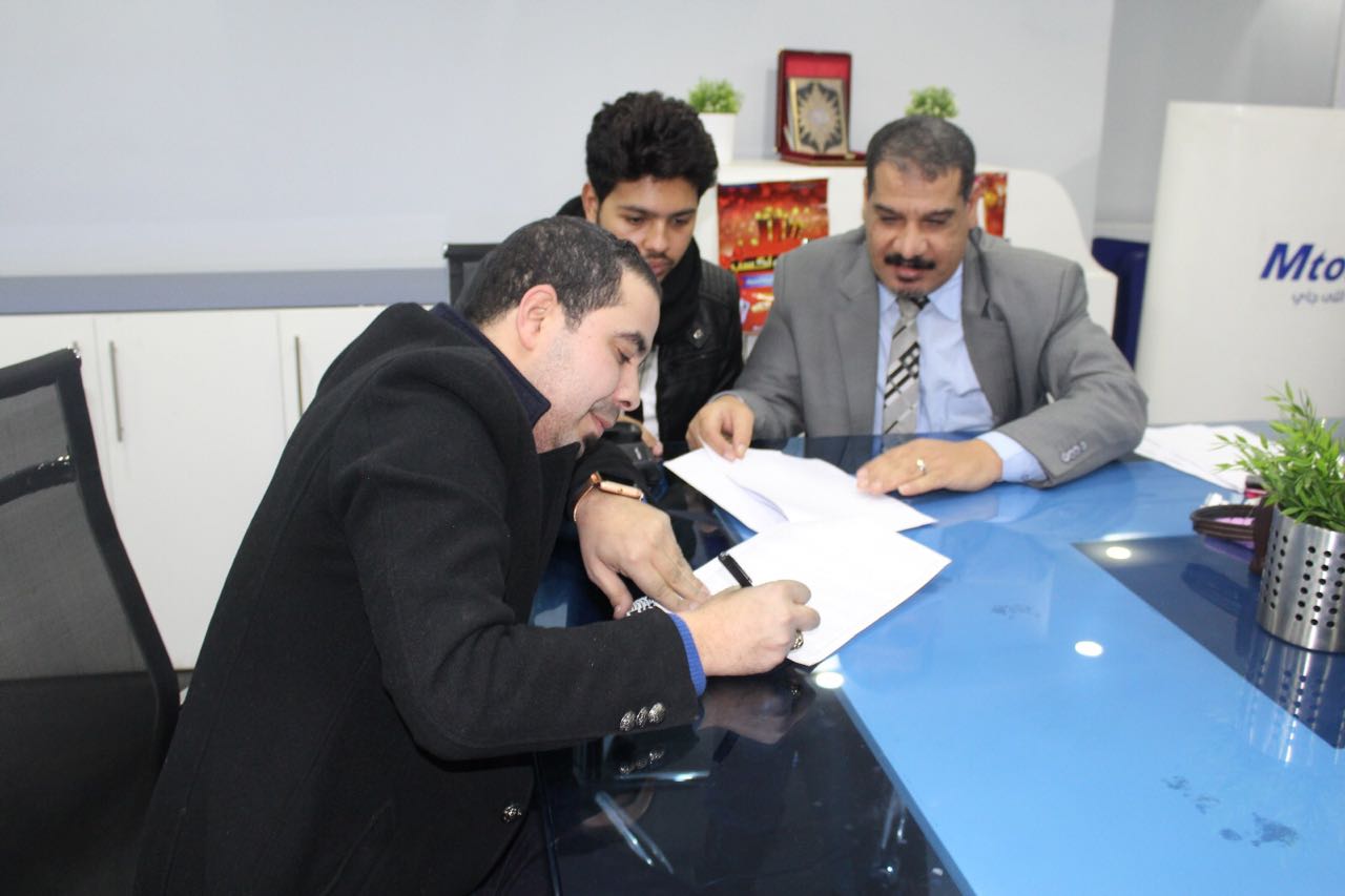 محمد شاهين أثناء توقيع العقد