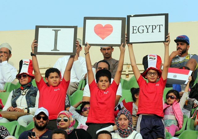 صورة 7 الأطفال يرفعون اسم مصر