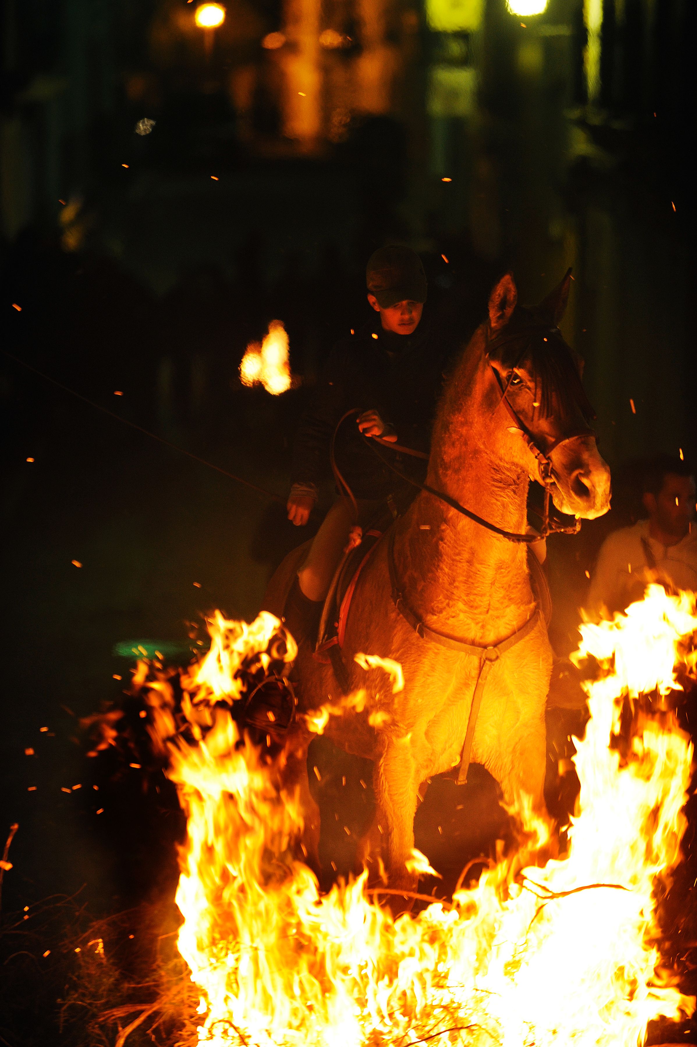 مهرجان إسبانى لاقتحام الخيول النيران