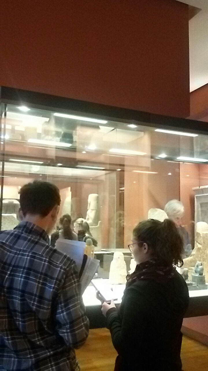 الطلاب الفرنسيين يدرسون الاثار الفرعونية فى متحف اللوفر