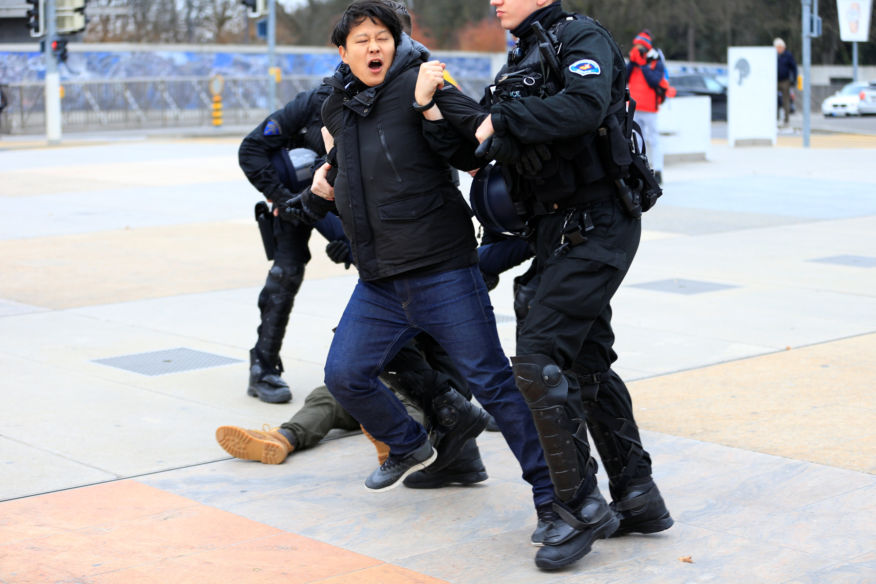 الشرطة السويسرية تفض مظاهرة غير مصرح بها ضد الرئيس الصينى