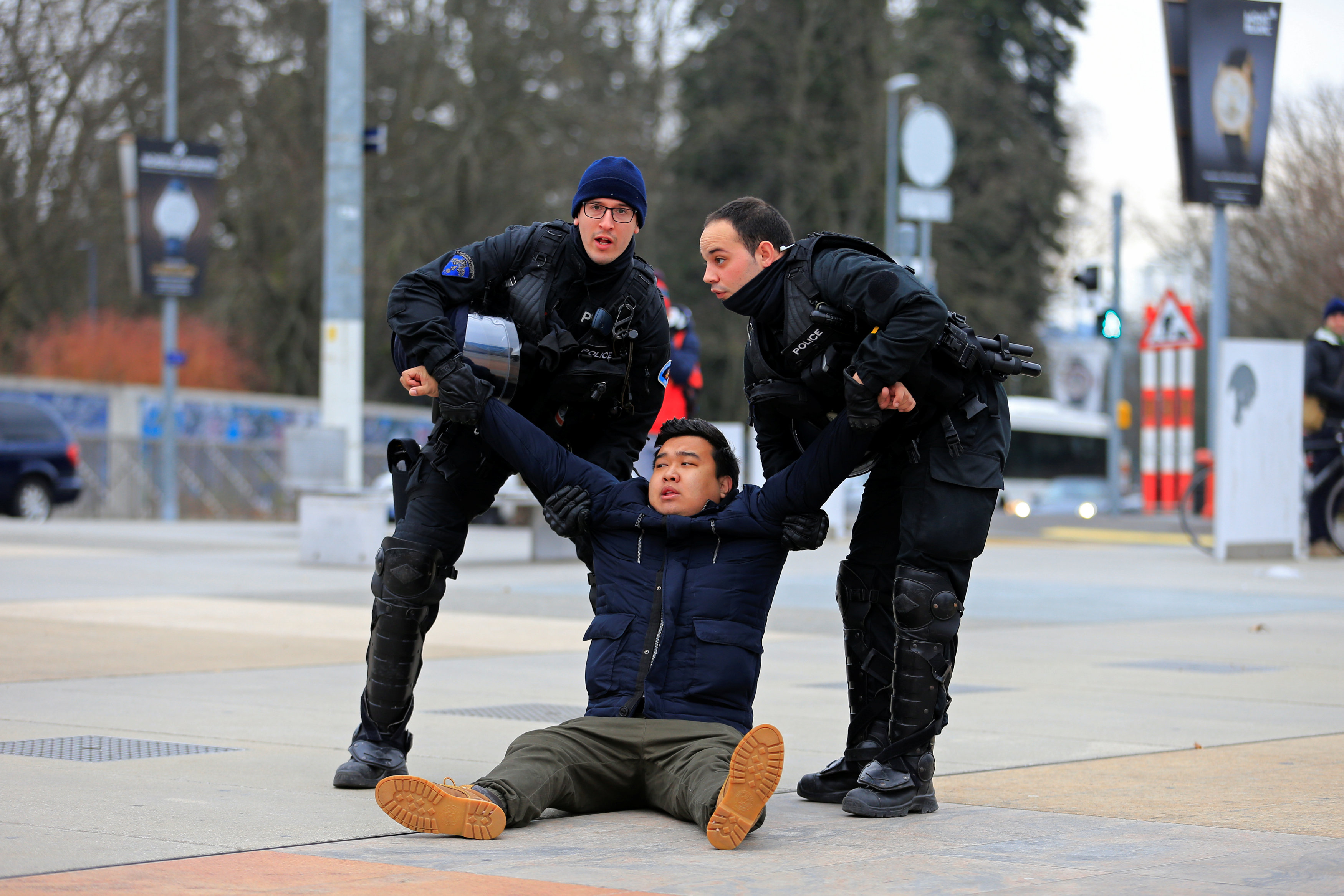 الشرطة السويسرية تلقى القبض على متظاهر بدون تصريح ضد الرئيس الصينى