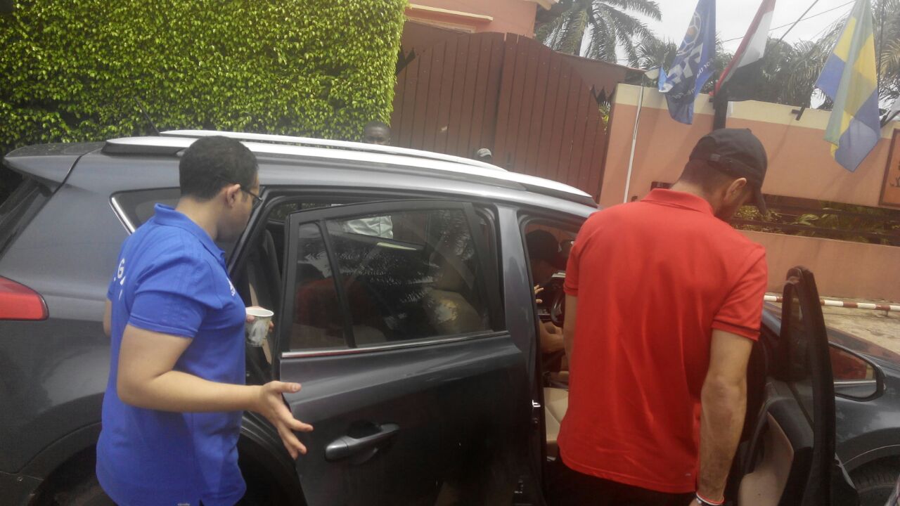 صورة أحمد الشناوى برفقة طبيب المنتخب بعد إصابته