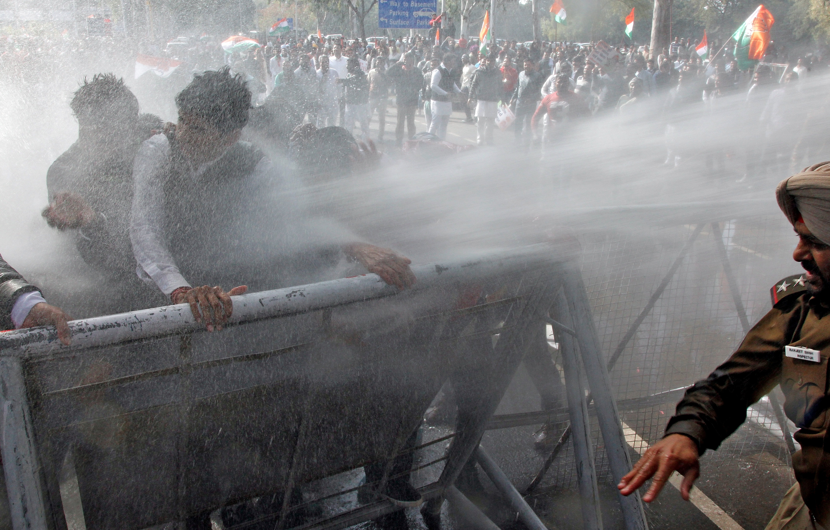 الشرطة الهندية تستخدم خراطيم المياه لمواجهة مظاهرات ضد إلغاء فئات من العملة المحلية