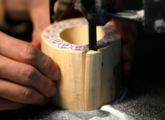 تقطيع العاج على آلة لصناعة الأختام فى اليابان