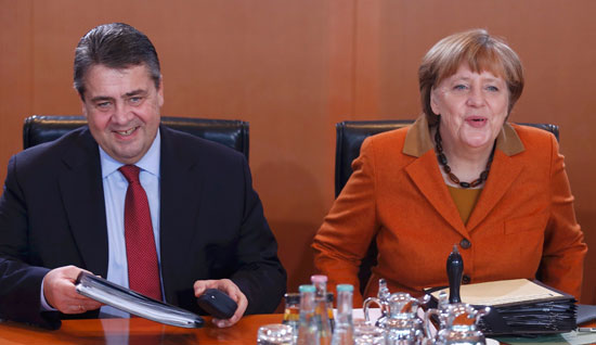 وزير المالية الألمانى شويبله يحضر الاجتماع الإسبوعى لمجلس الوزراء فى برلين
