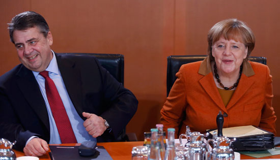 وزير الاقتصاد الألمانى سيجمار جبريل  بجوار المستشارة ميركل فى الاجتماع الاسبوعى لمجلس الوزراء