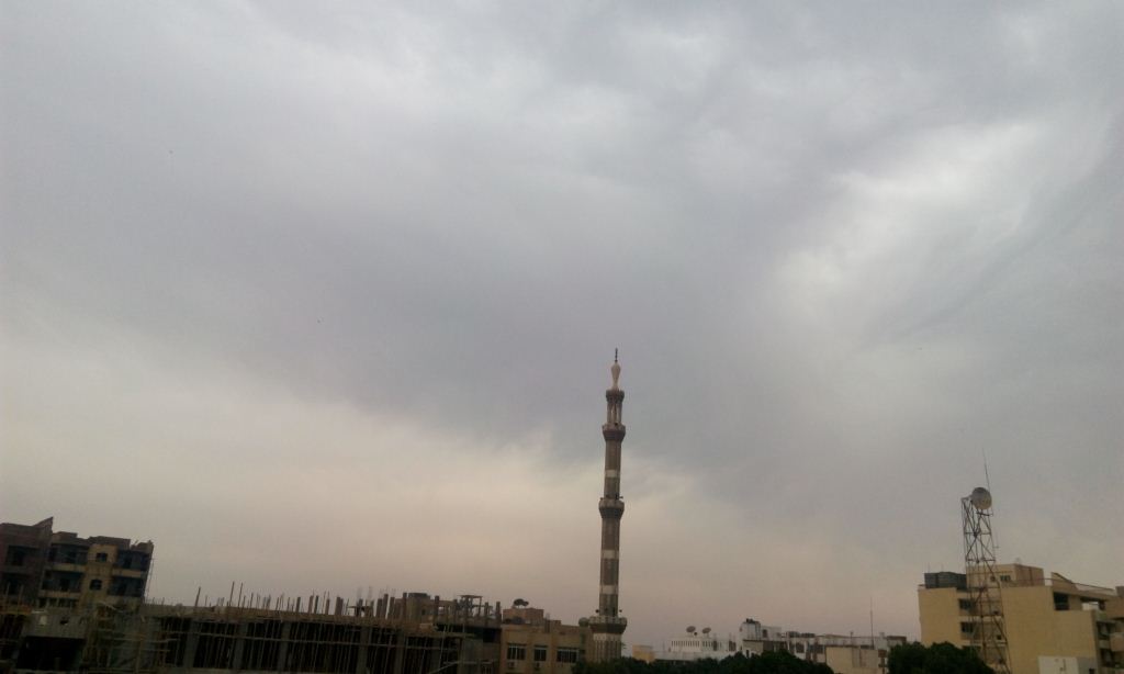تجمعات للغيوم وأمطار خفيفة بحدود محافظة الاقصر