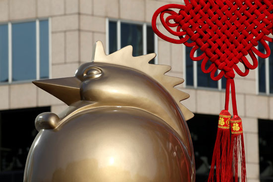 تمثال للديك فى الشوارع الصينية بمناسبة رأس السنة الجديدة