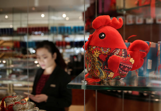 دمية للديك تباع فى المحلات التجارية بمناسبة رأس السنة الصينية
