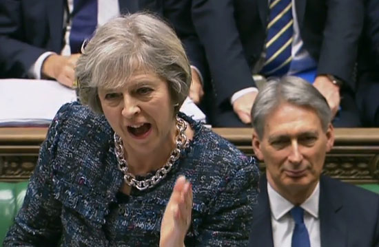 انفعالات حادة لرئيسة وزراء بريطانيا تيريزا ماى خلال جلسة مجلس العموم البريطانى