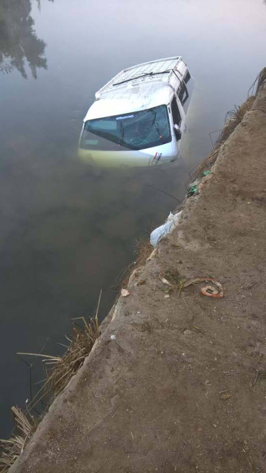 السيارة بكاملها داخل المياه