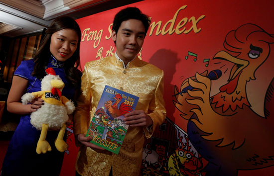 شاب وفتاة يشترون دمى الديك للاحتفال برأس السنة الصينية الجديدة