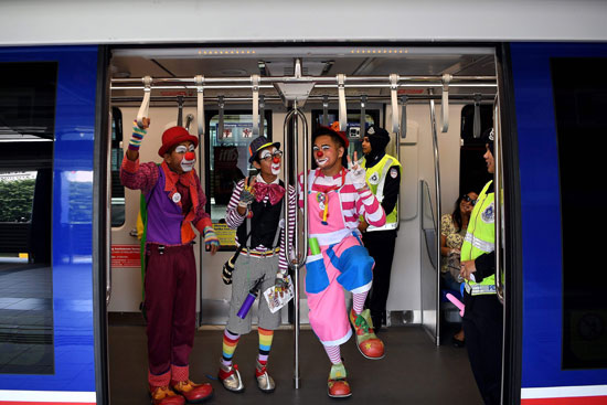  مهرجون ماليزيون يستقلون مترو اثناء حملة لجمع تبرعات لصالح أطفال مصابون بالسرطان