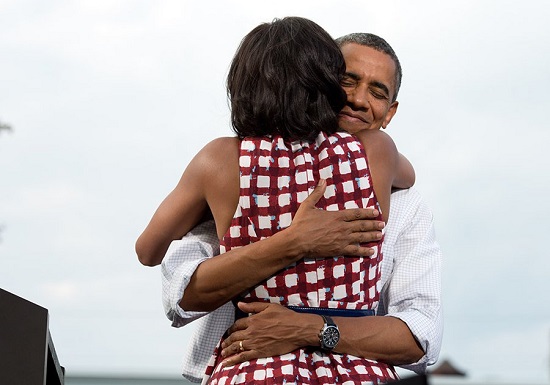 أوباما يعانق زوجته خلال حملته الانتخابية الثانية 