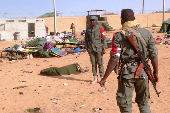 الجنود فى القاعدة العسكرية بمالى عقب تفجير سيارة مفخخة