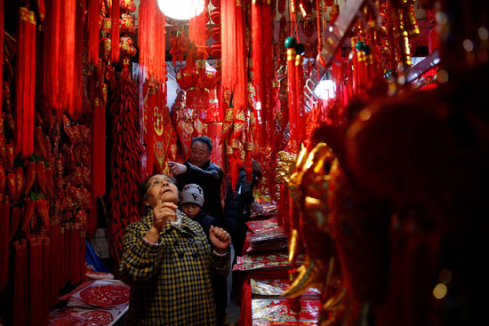 الصينيون يشترون الزينة للاحتفال برأس السنة الصينية