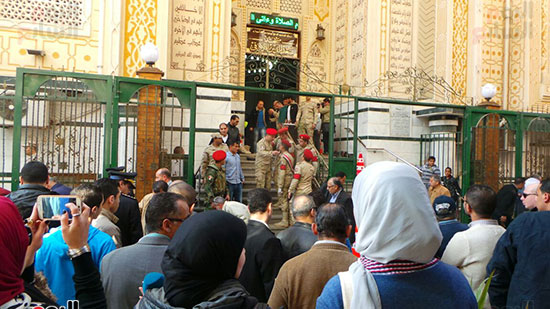 تجمع-أهالى-الشهيد-أمام-مسجد-سعد-الدين