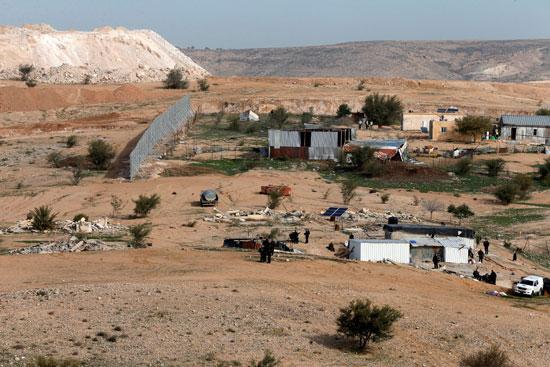 	قوات الاحتلال تقتحم قرية أم الحيران لهدم المنازل الفلسطينية