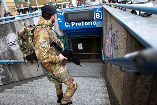 جندى ايطالى على مدخل مترو روما بعد اخلائه