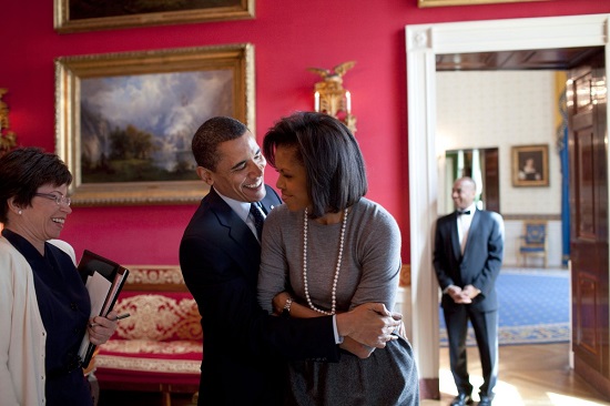 باراك يعانق ميشيل أوباما فى القاعة الحمراء من البيت الأبيض  فى مارس 2009
