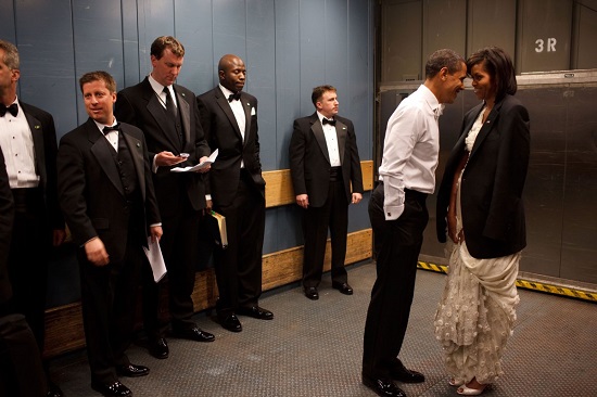 لحظة خاصة بين ميشيل وباراك أوباما فى مصعد بواشنطن عام 2009