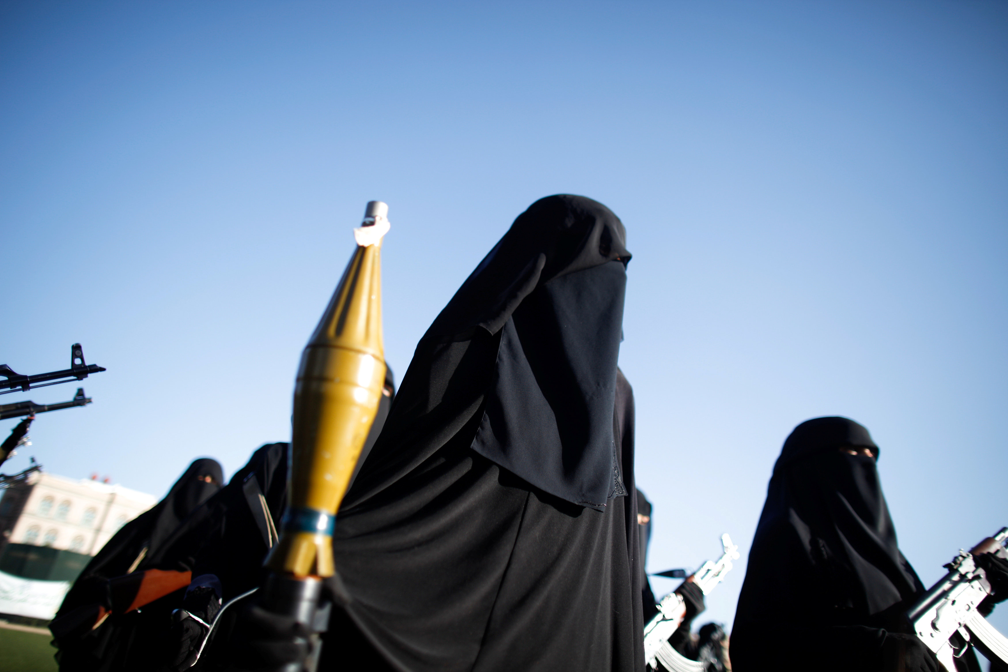 امرأة يمنية تحمل سلاح 