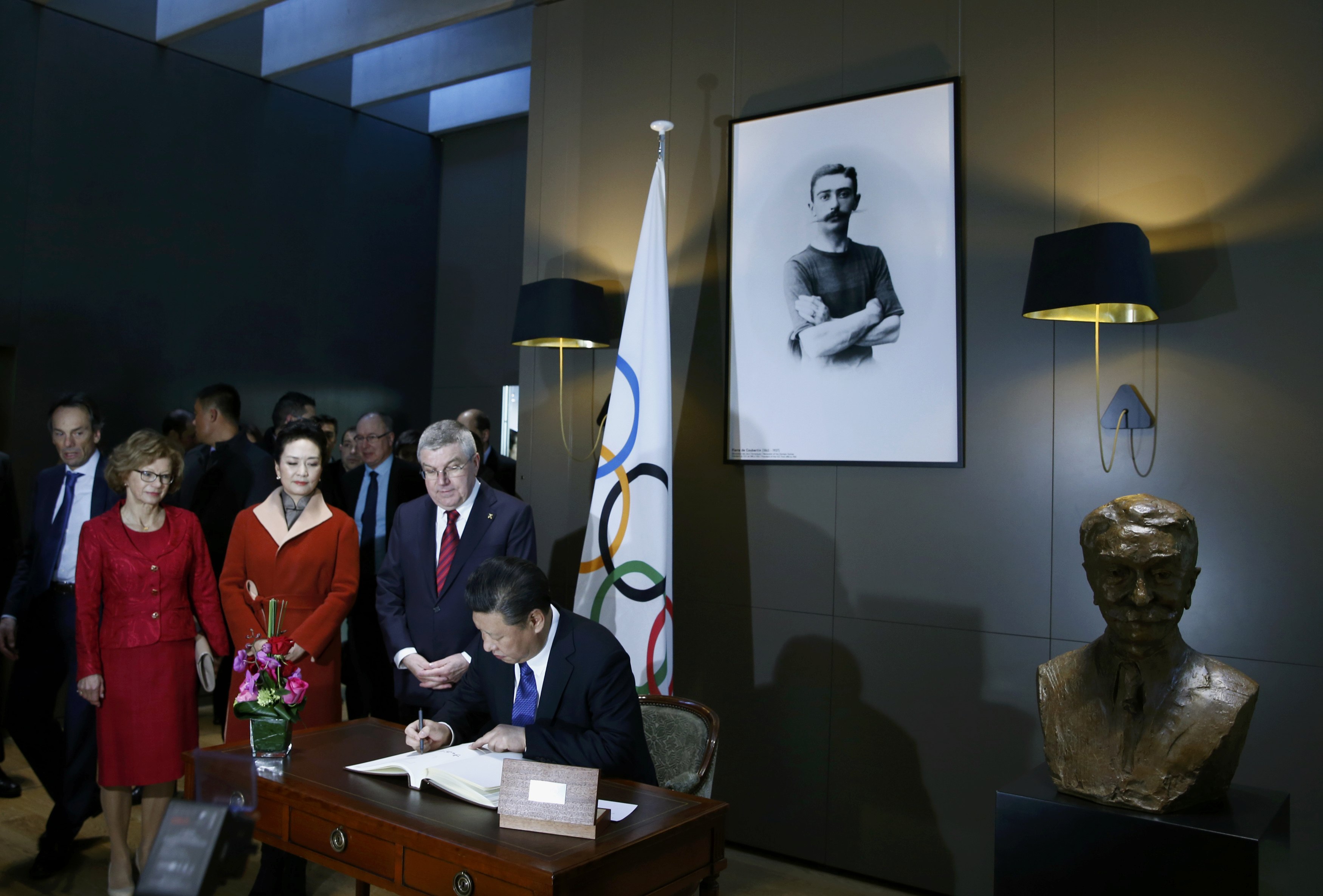 الرئيس الصينى يوقع فى سجل الزوار بالمتحف الأوليمبى فى سويسرا