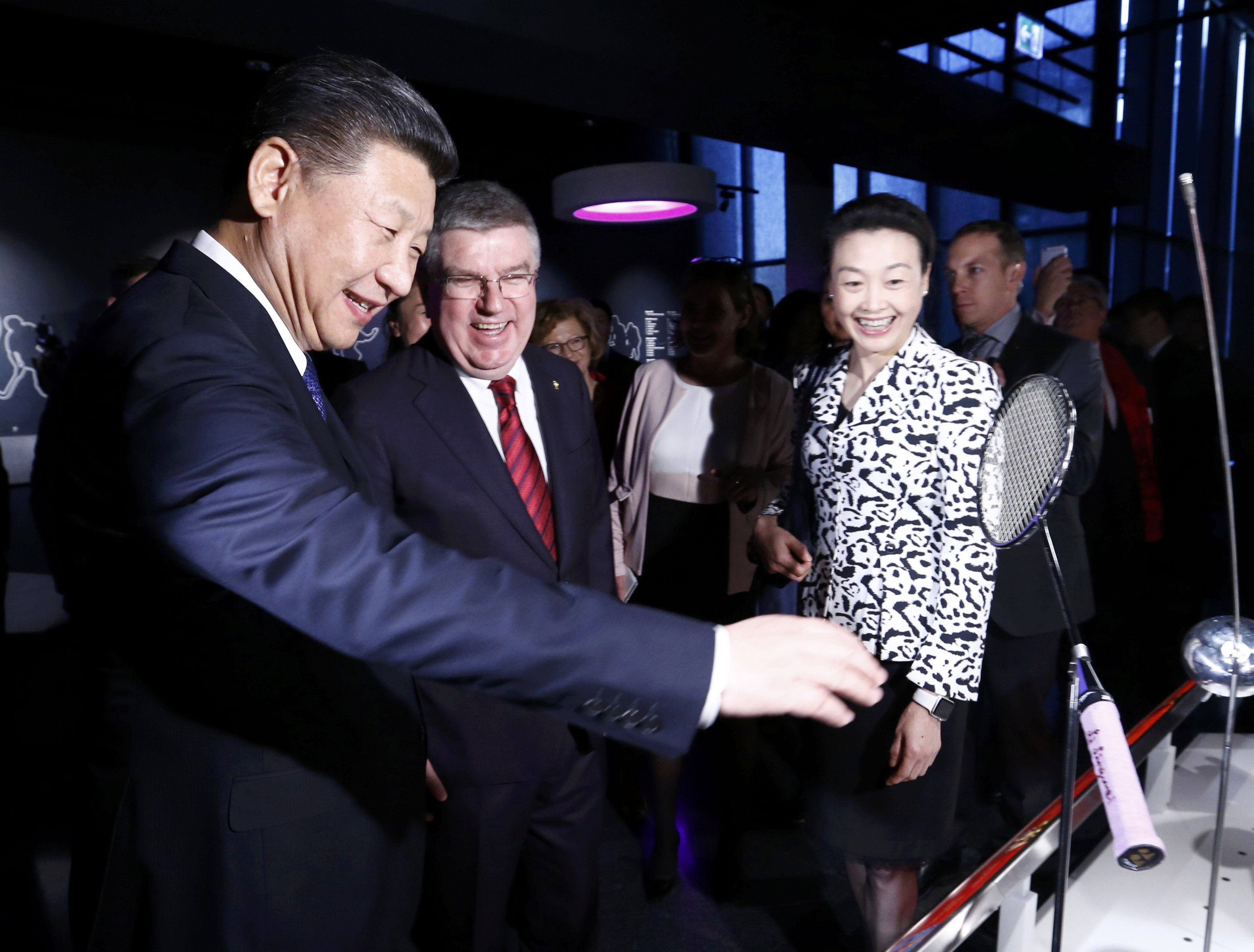 الرئيس الصينى يشاهد مضرب الريشة الخاصة بـ لى فى المتحف الأوليمبى بسويسرا