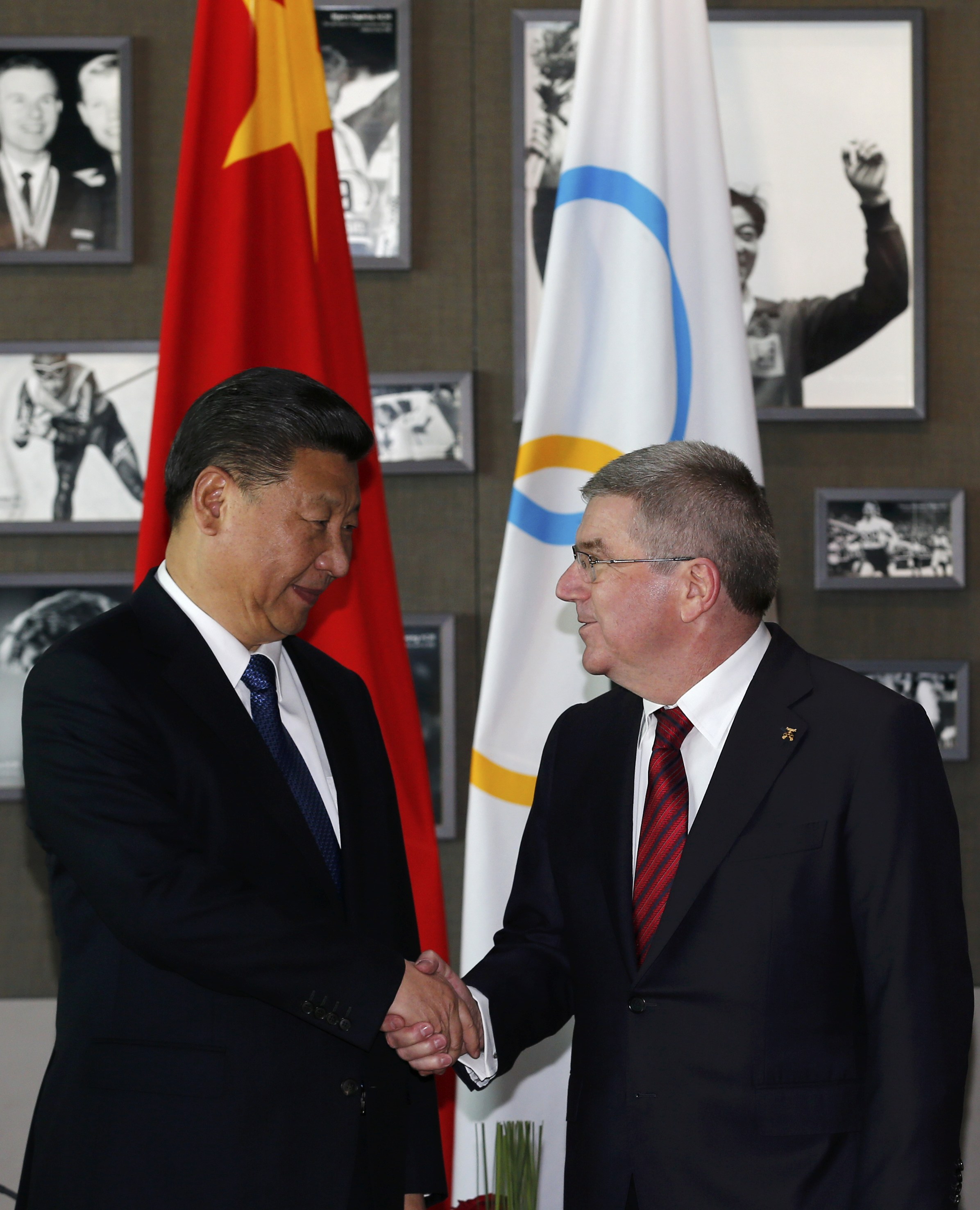 الرئيس الصينى يصافح رئيس اللجنة الأوليمبية الدولية خلال زيارته فى سويسرا