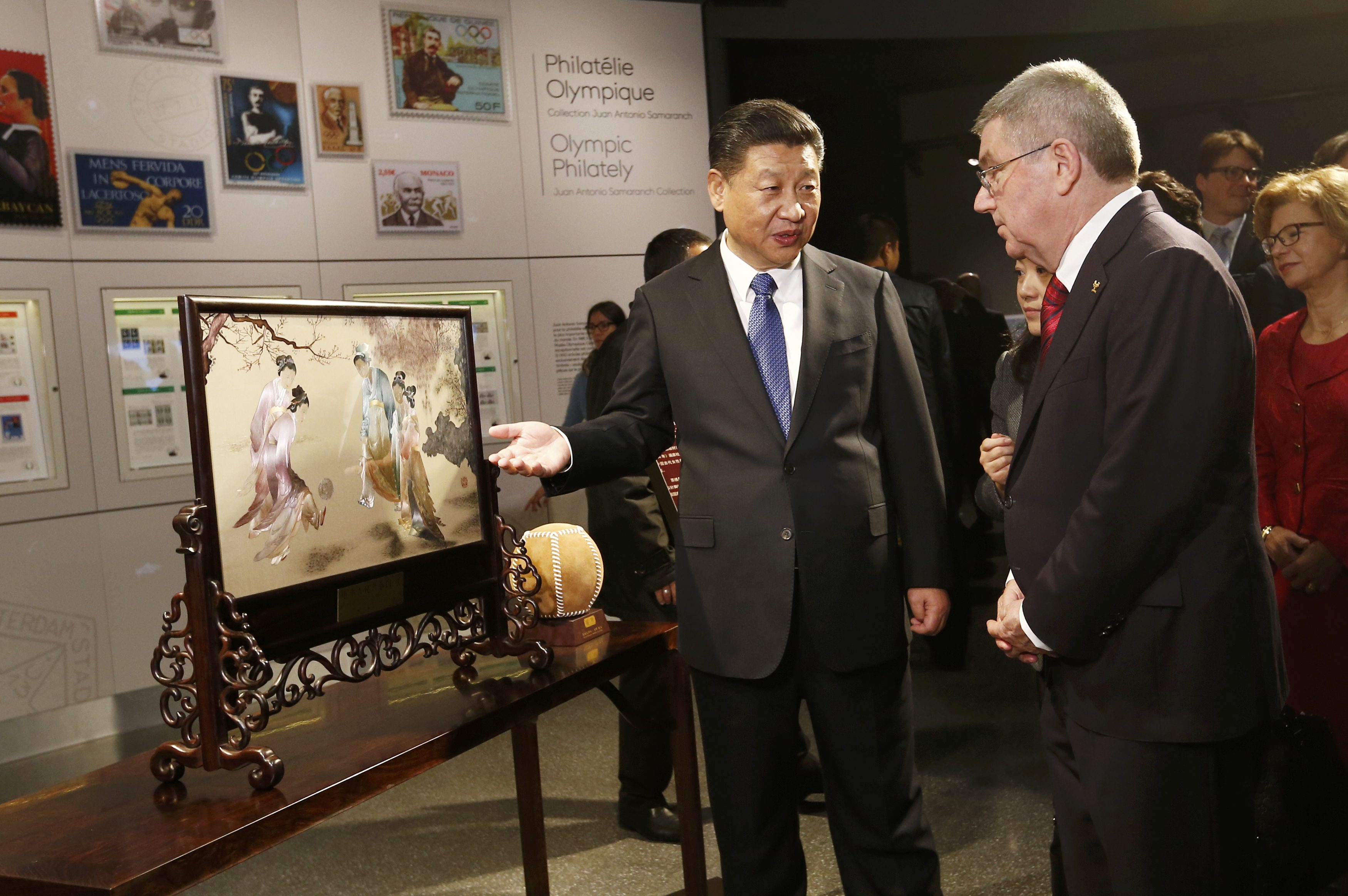 الرئيس الصينى يقف أمام هدية لرئيس اللجنة الأولمبية الدولية فى المتحف الأوليمبى