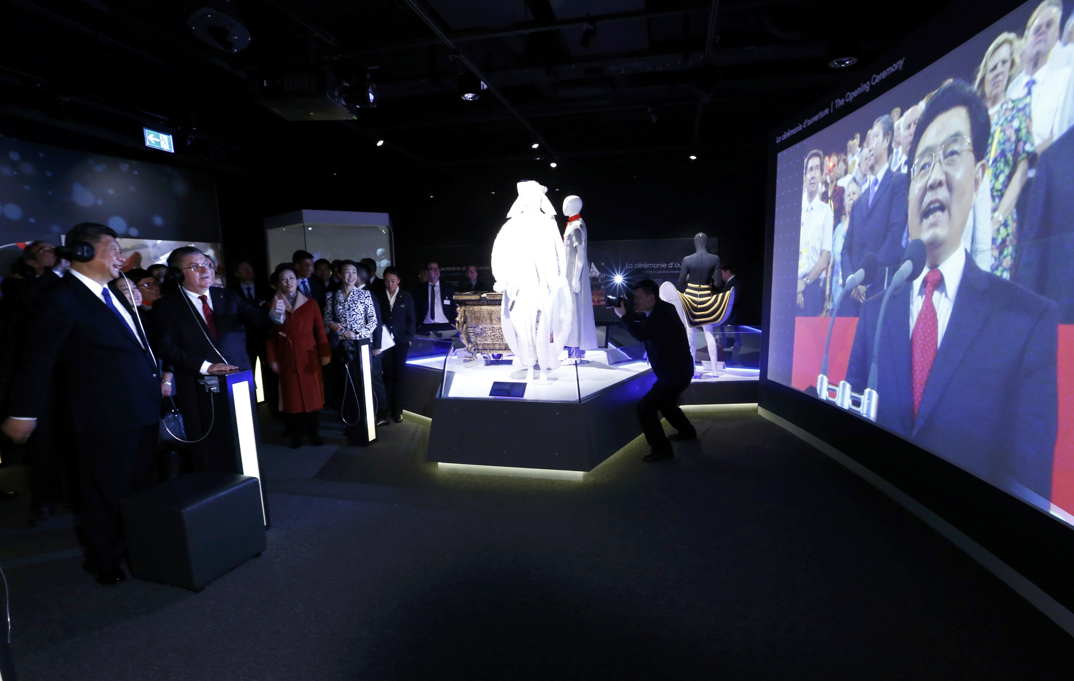 الرئيس الصينى ورئيس اللجنة الأولمبية الدولية يشاهدان مقطع فيديو داخل قاعة بالمتحف الأوليمبى فى سويسرا