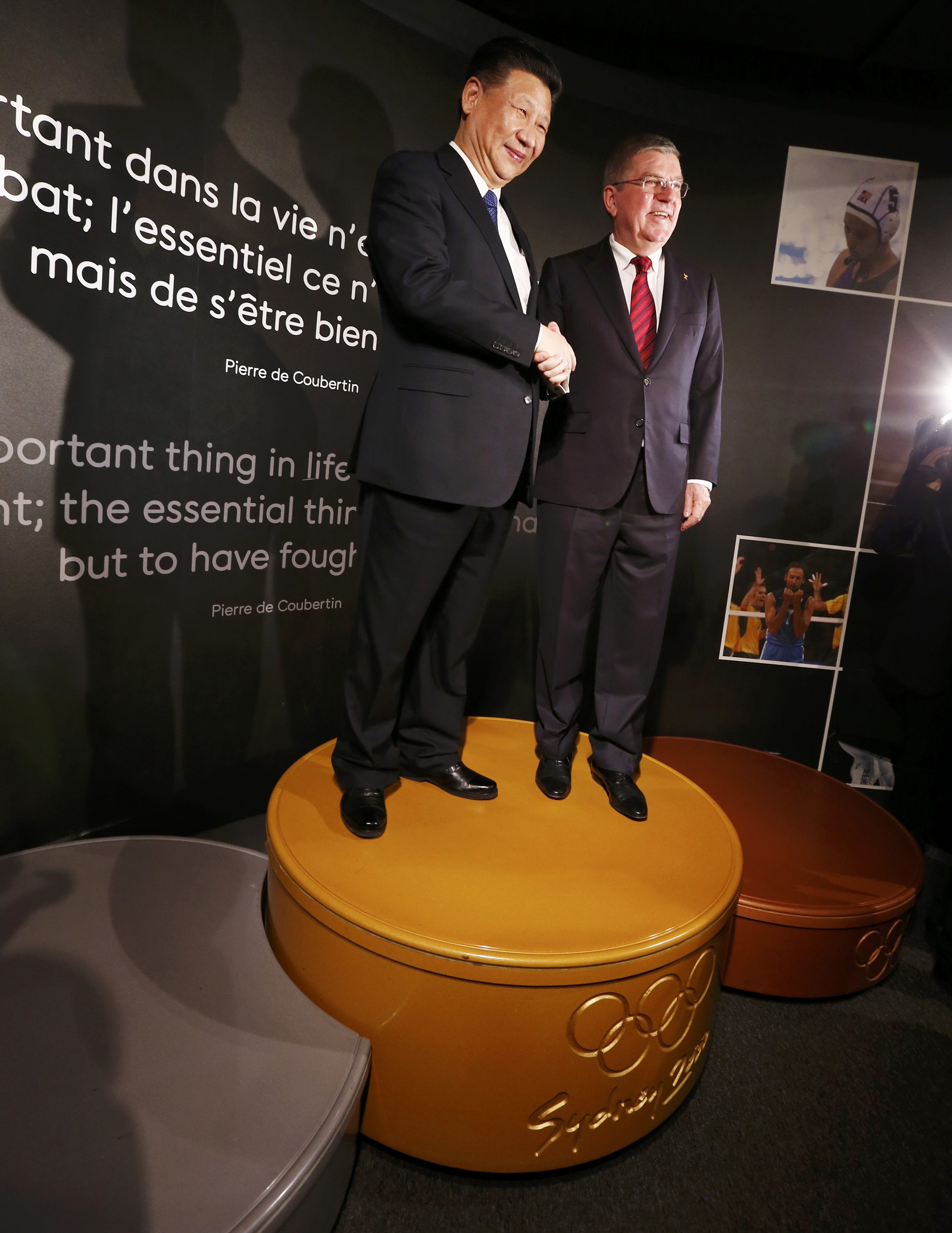 الرئيس الصينى يقف على منصة تتويج دورة الألعاب الأولمبية بسيدني 2000 خلال زيارته للمتحف الأوليمبى