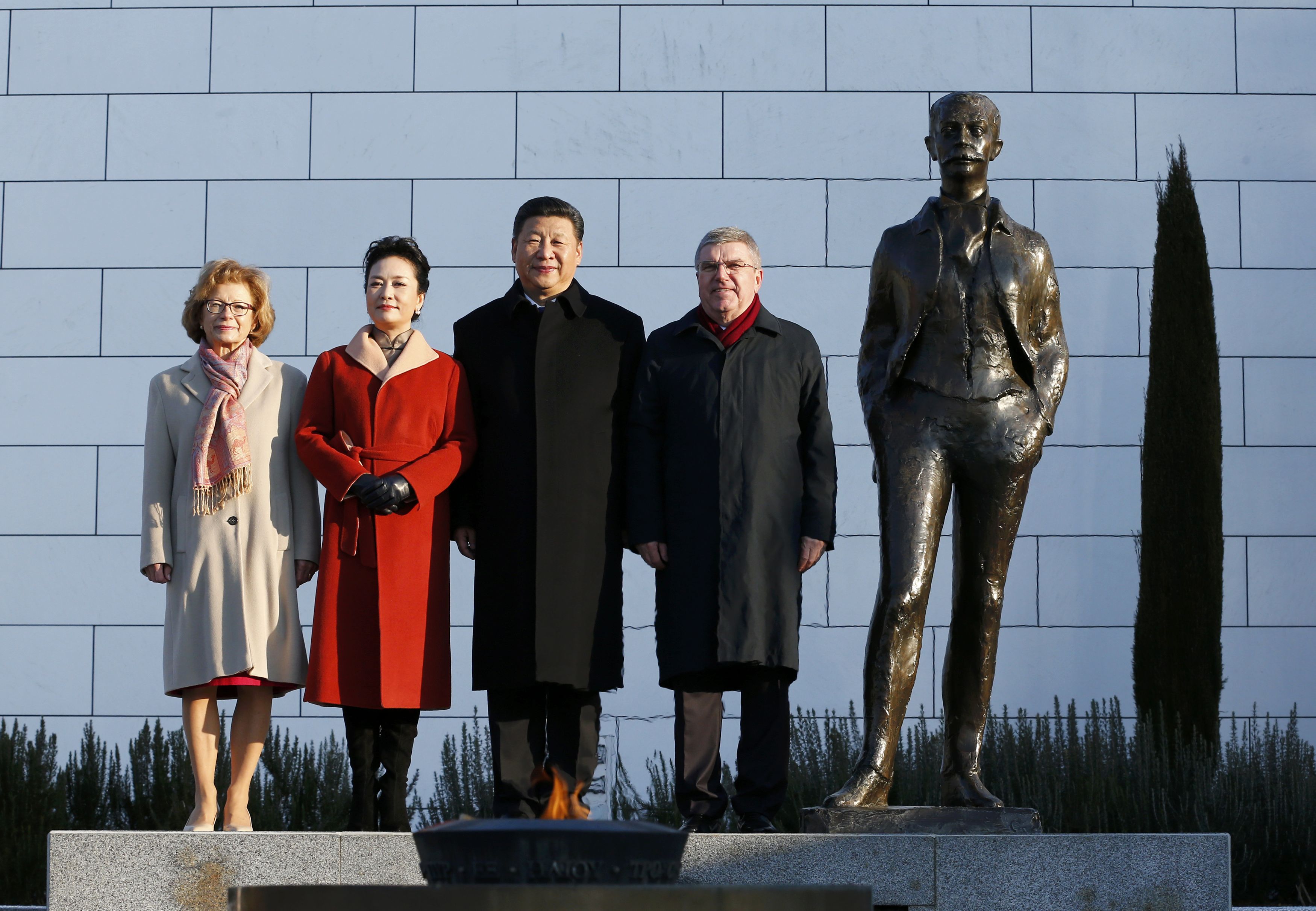 الرئيس الصينى ورئيس اللجنة الأولمبية الدولية وزوجتيهما فى المتحف الأوليمبى بسويسرا