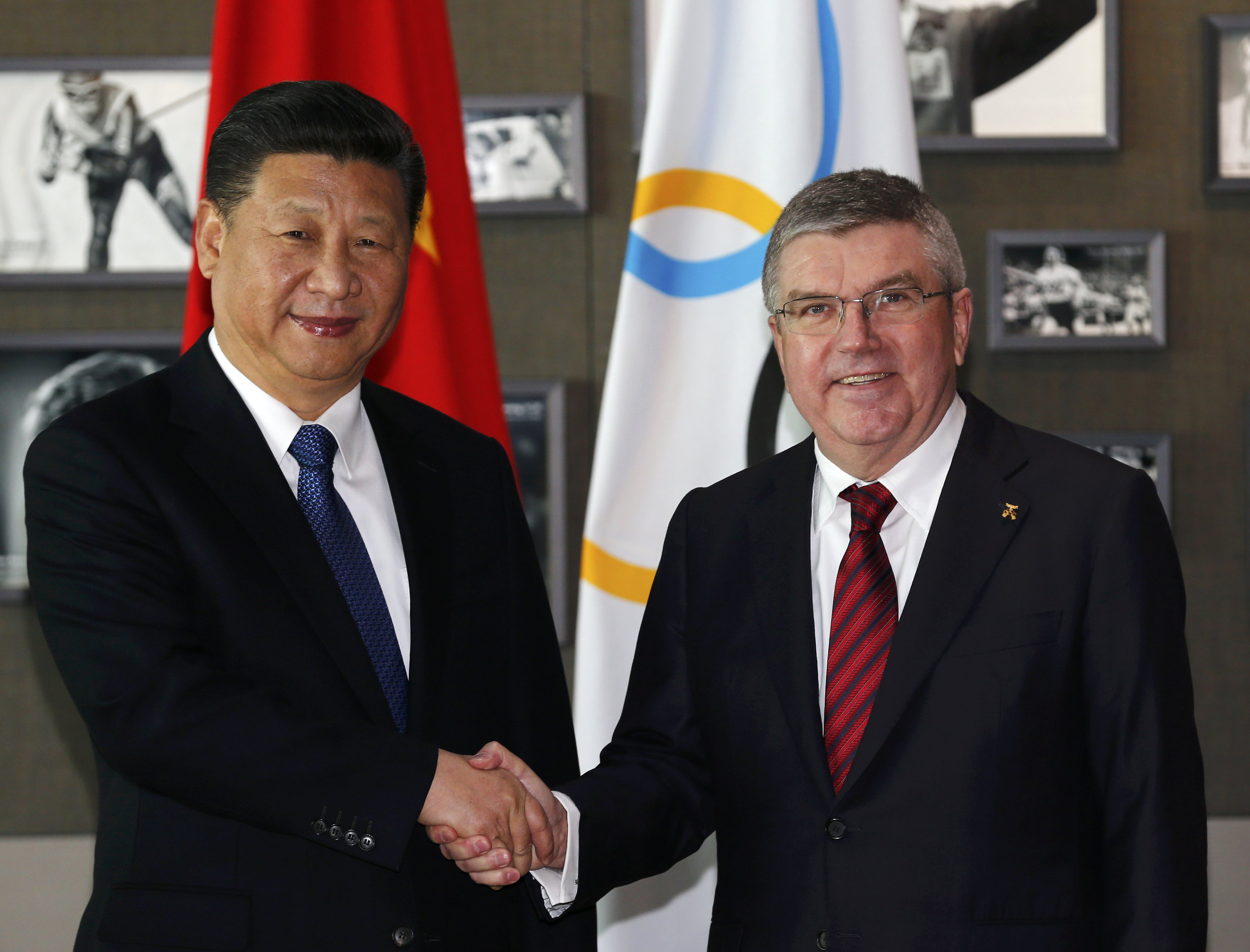 صورة تذكارية للرئيس الصينى مع رئيس اللجنة الأوليمبية الدولية فى سويسرا